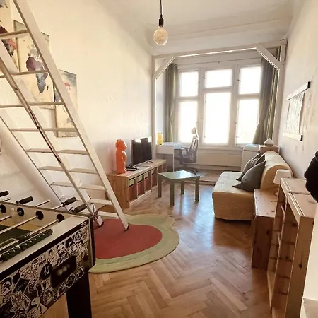 With Bay Window - Mezzanine, Foosball Table Homestay Berlin