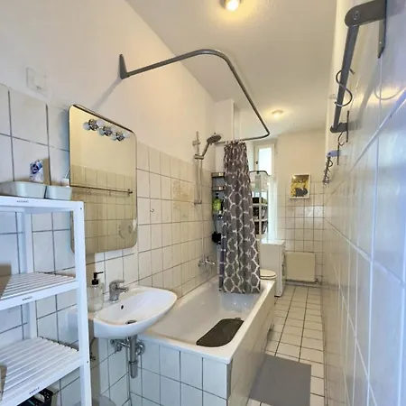 Quarto em Acomodações Particulares Bright 20sqm With Bay Window Near Schoenhauser Allee